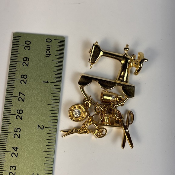 Vintage Brooch Sewing Machine Charms Perfect Condition Gold Tone Rhinestones - Picture 8 of 8